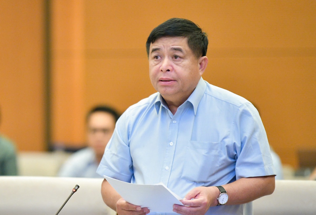 Minister of Planning and Investment Nguyen Chi Dung presents the draft Law on Public Investment (amended). Photo: Van Toan