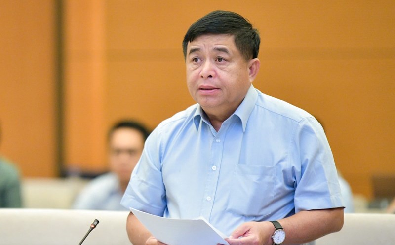 Minister of Planning and Investment Nguyen Chi Dung presents the draft Law on Public Investment (amended). Photo: Van Toan