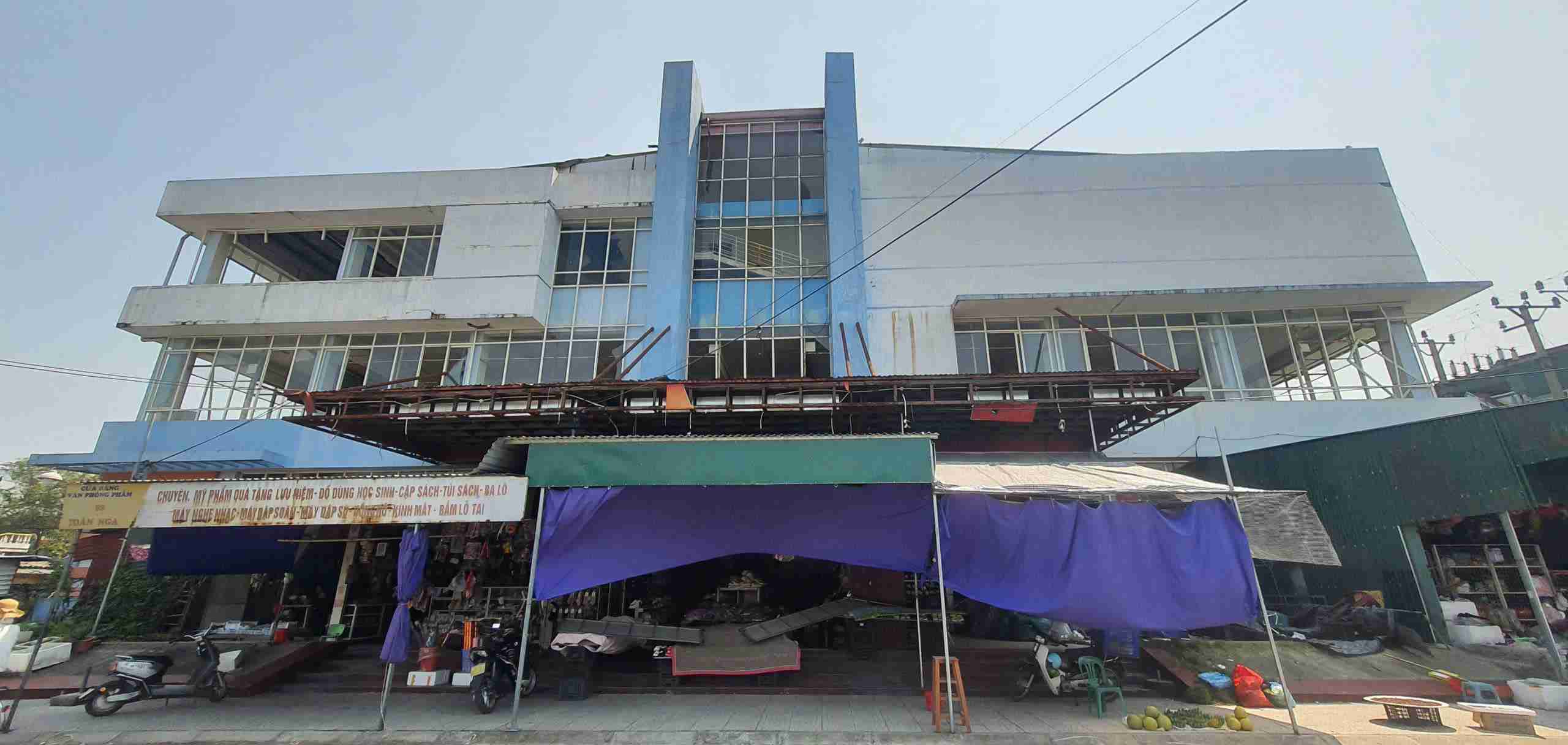 Trung tâm Thương mại và siêu thị chợ Cuối tại huyện Gia Lộc, tỉnh Hải Dương bị bỏ hoang suốt 10 năm. Ảnh: Công Hòa