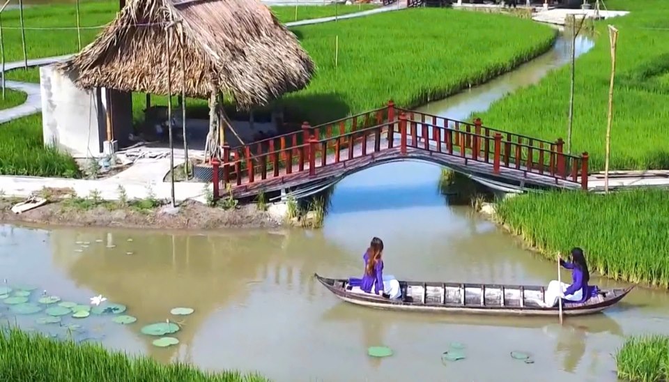 Cac hang muc xay dung tren dat lua tai khu sinh thai “Khong thoi gian“. Anh: An Long