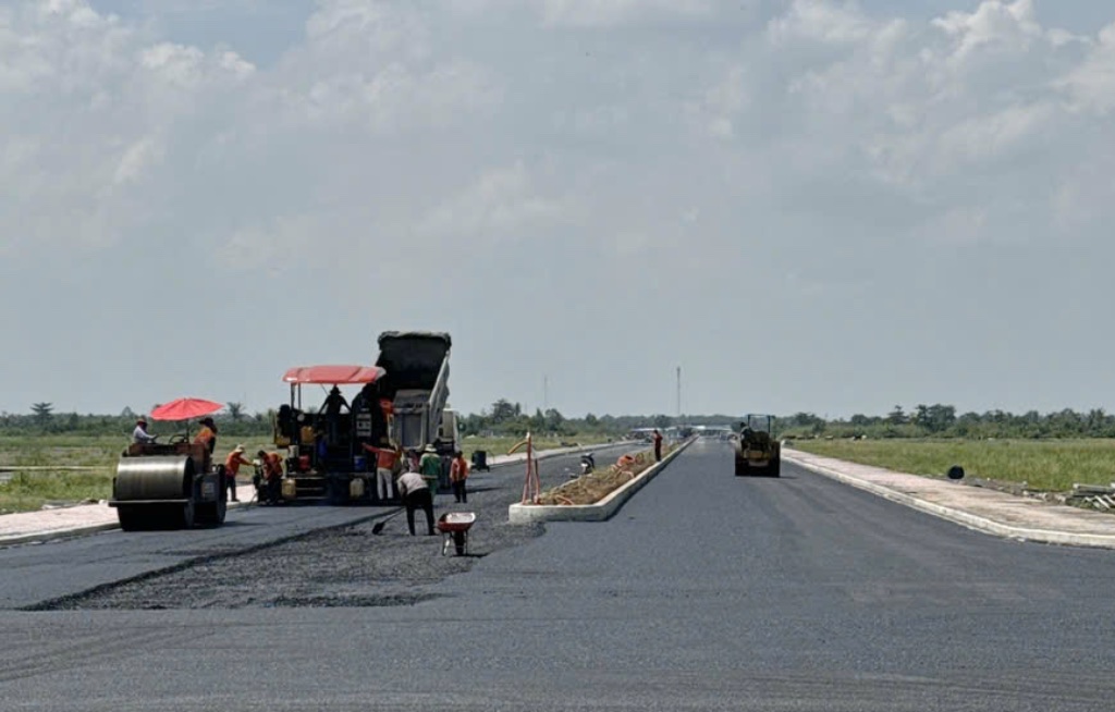 Công nhân đang thực hiện thảm bê tông nhựa nóng gói thầu đường giao thông D2 của dự án khu công nghiệp Phú Thuận. Ảnh: Thành Nhân