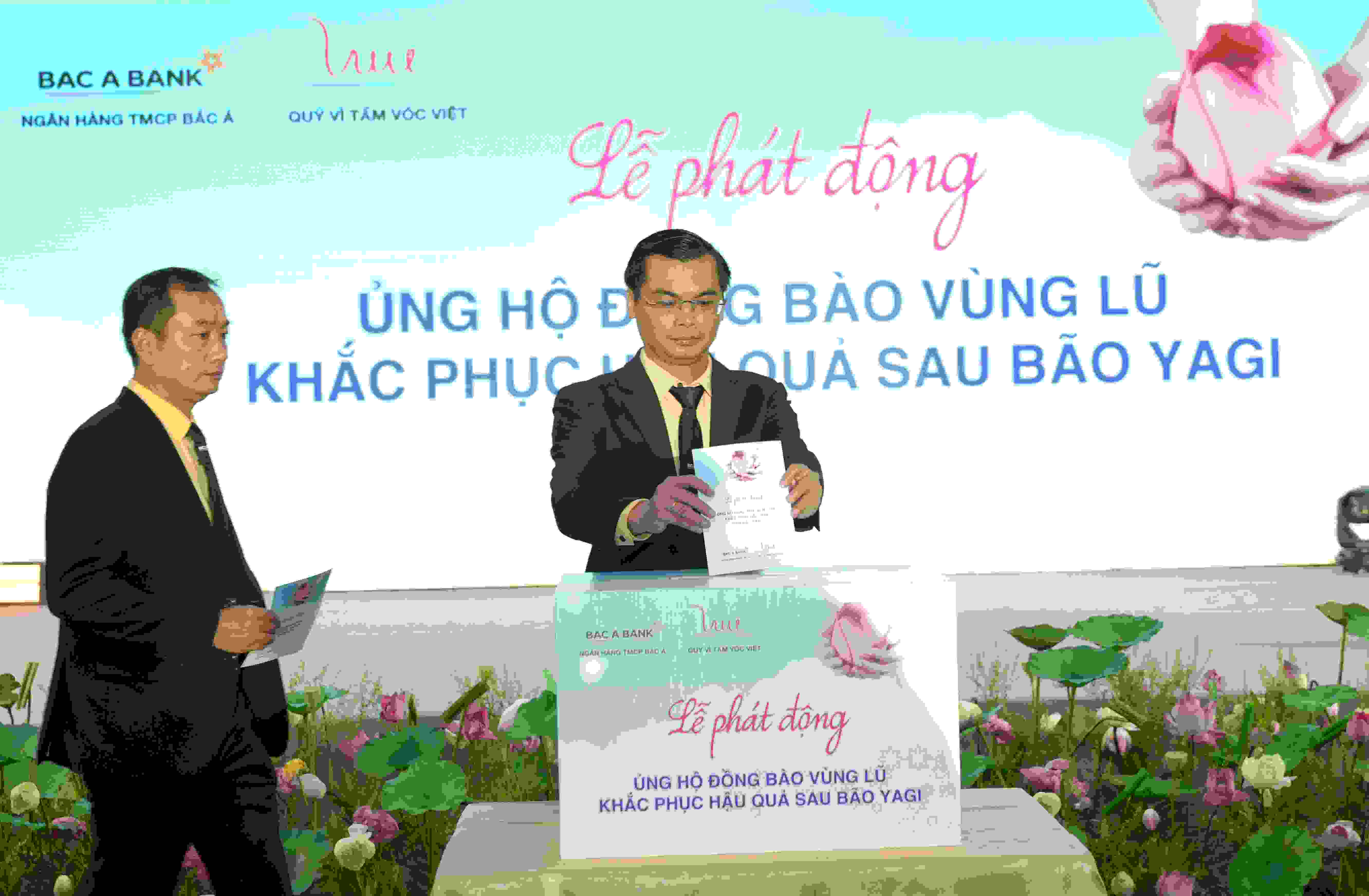 BAC A BANK staff actively support people in flood-hit areas to overcome consequences. Photo: Bac A