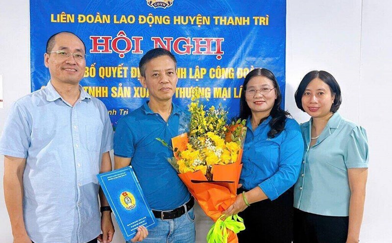 The Trade Union of Lam Viet Production and Trading Company Limited was established on the occasion of the 70th anniversary of the Liberation of the Capital. Photo: Trade Union