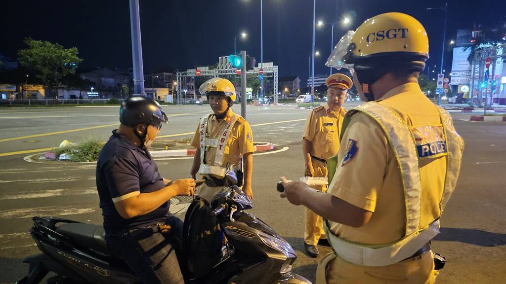 Traffic police check a motorcyclist. Photo: Xuyen Dong