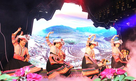 Chương trình nghệ thuật nhằm gây quỹ từ thiện ủng hộ người dân bị ảnh hưởng bởi bão lũ trên địa bàn Lào Cai. Ảnh minh họa: Hoàng Thu