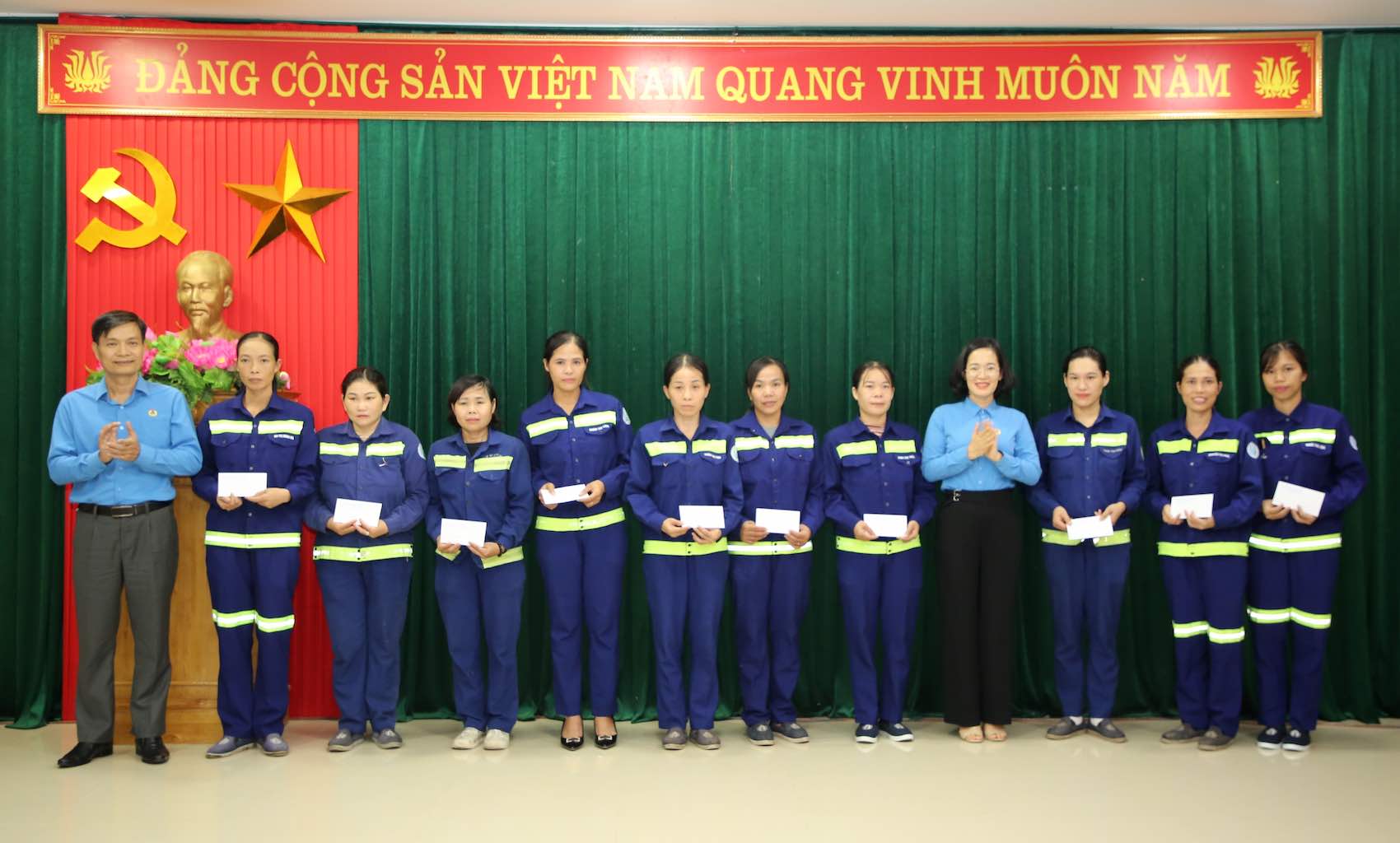 Quang Binh Provincial Labor Federation presents gifts to workers in difficult circumstances. Photo: Cong Sang