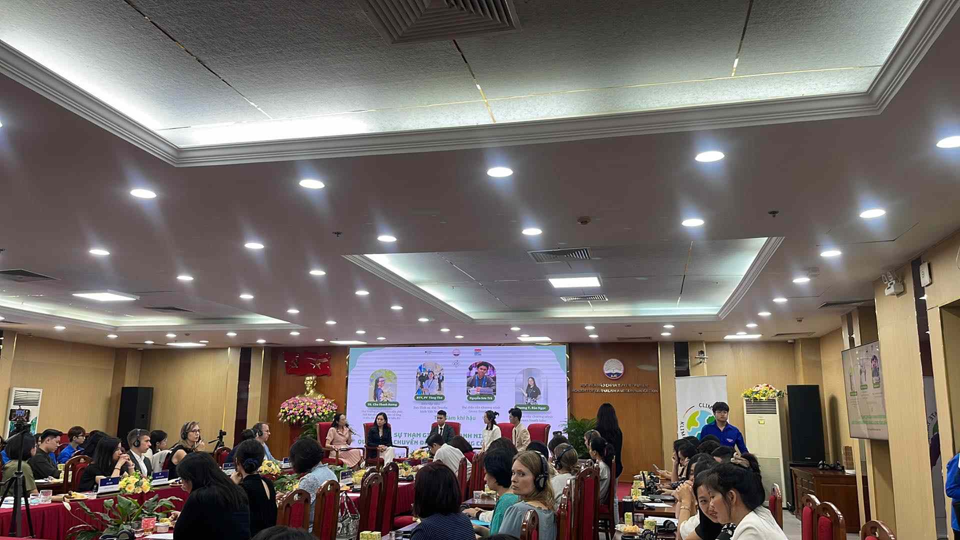 Discussion "Youth participation in the process of equitable energy transition in Vietnam". Photo: Ha Le