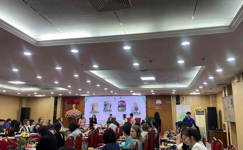Discussion "Youth participation in the process of equitable energy transition in Vietnam". Photo: Ha Le