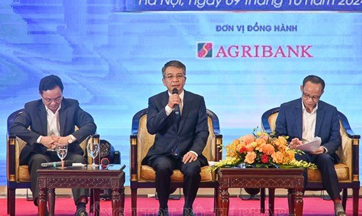 Ông Mai Xuân Thành - Tổng cục trưởng Tổng cục Thuế (giữa) giải đáp các ý kiến tại diễn đàn. Ảnh: Bộ Tư pháp