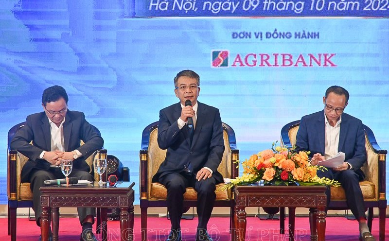 Mr. Mai Xuan Thanh - Directorate of Tax Directorate (middle) answered comments at the forum. Photo: Ministry of Justice
