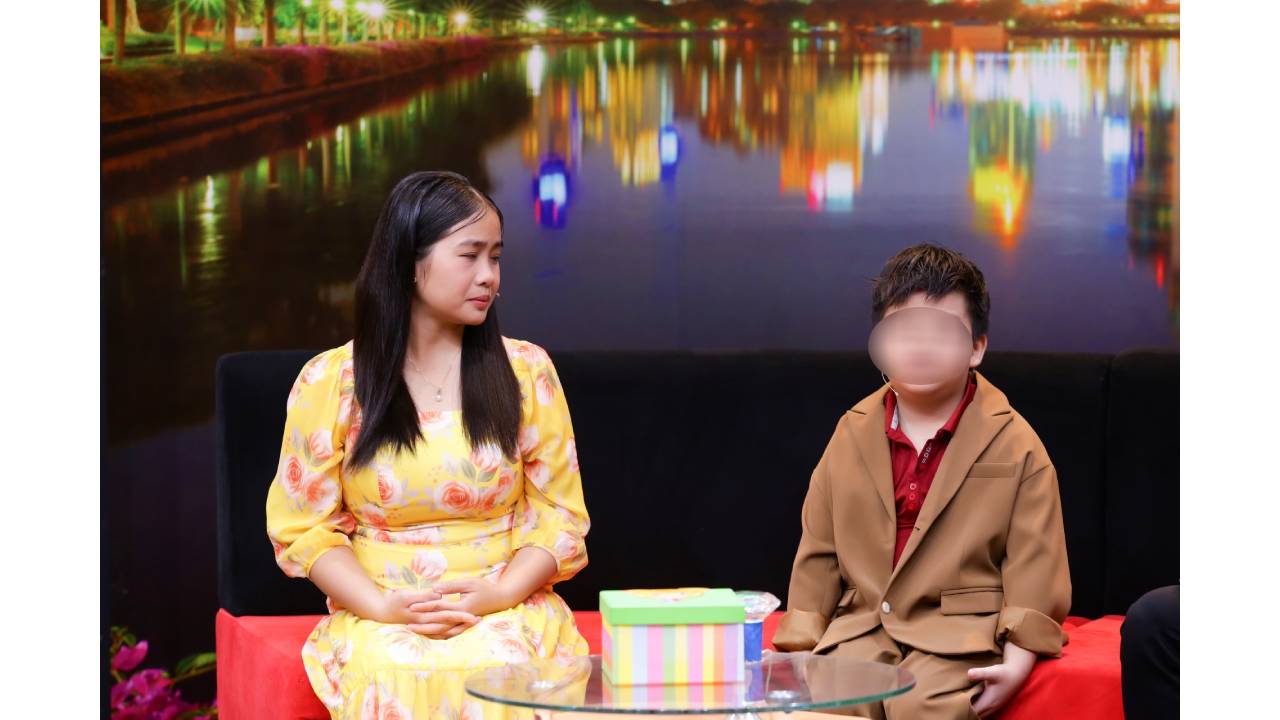 Boy Dang Khoi with his mother at "What I Want to Say". Photo: Producer.