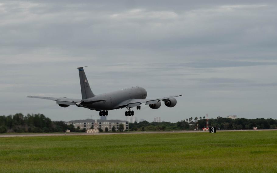  May bay duoc di doi khoi Can cu Khong quan MacDill, bao gom ca may bay tiep nhien lieu KC-135 Stratotanker nay vao ngay 6.10. Anh: Khong quan My