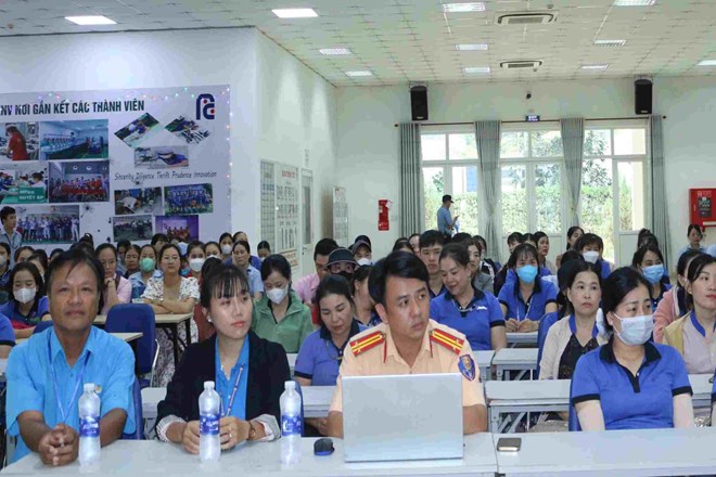 Tuyên truyền an toàn giao thông đến công nhân lao động