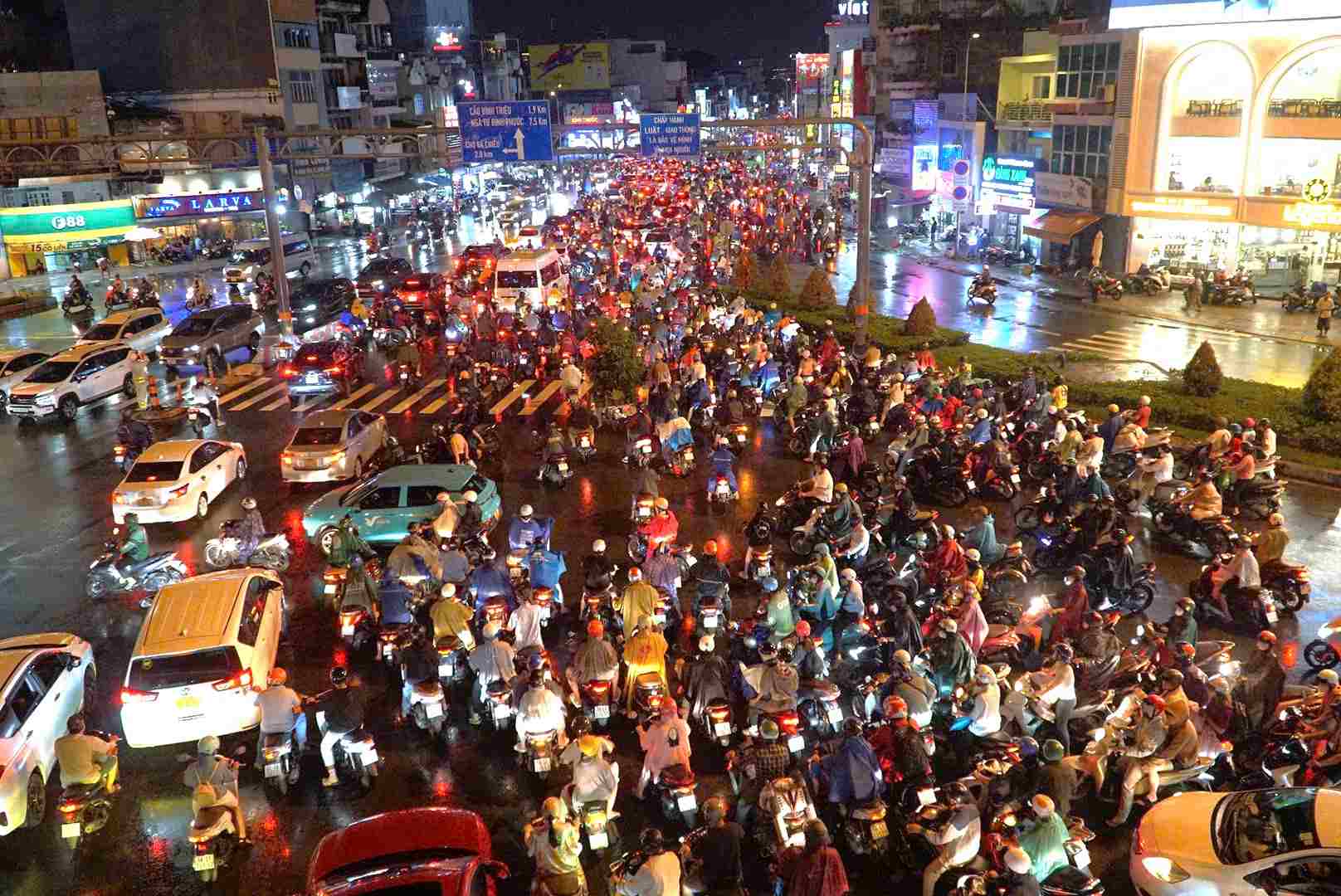 Traffic jam on Xo Viet Nghe Tinh street - near Hang Xanh intersection (Binh Thanh district) on the evening of October 8. Photo: Minh Quan
