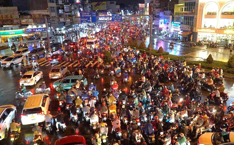 Kẹt xe đường Xô Viết Nghệ Tĩnh - đoạn gần ngã tư Hàng Xanh (quận Bình Thạnh) tối 8.10.  Ảnh: Minh Quân