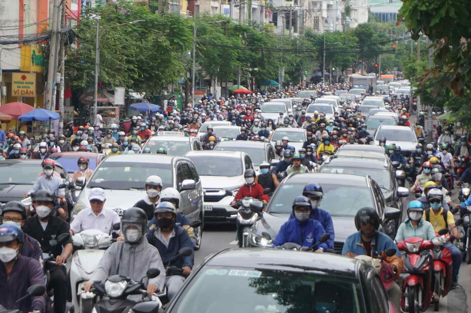 TPHCM du kien lam duong tren cao tren duong Dinh Bo Linh.  Anh: Minh Quan