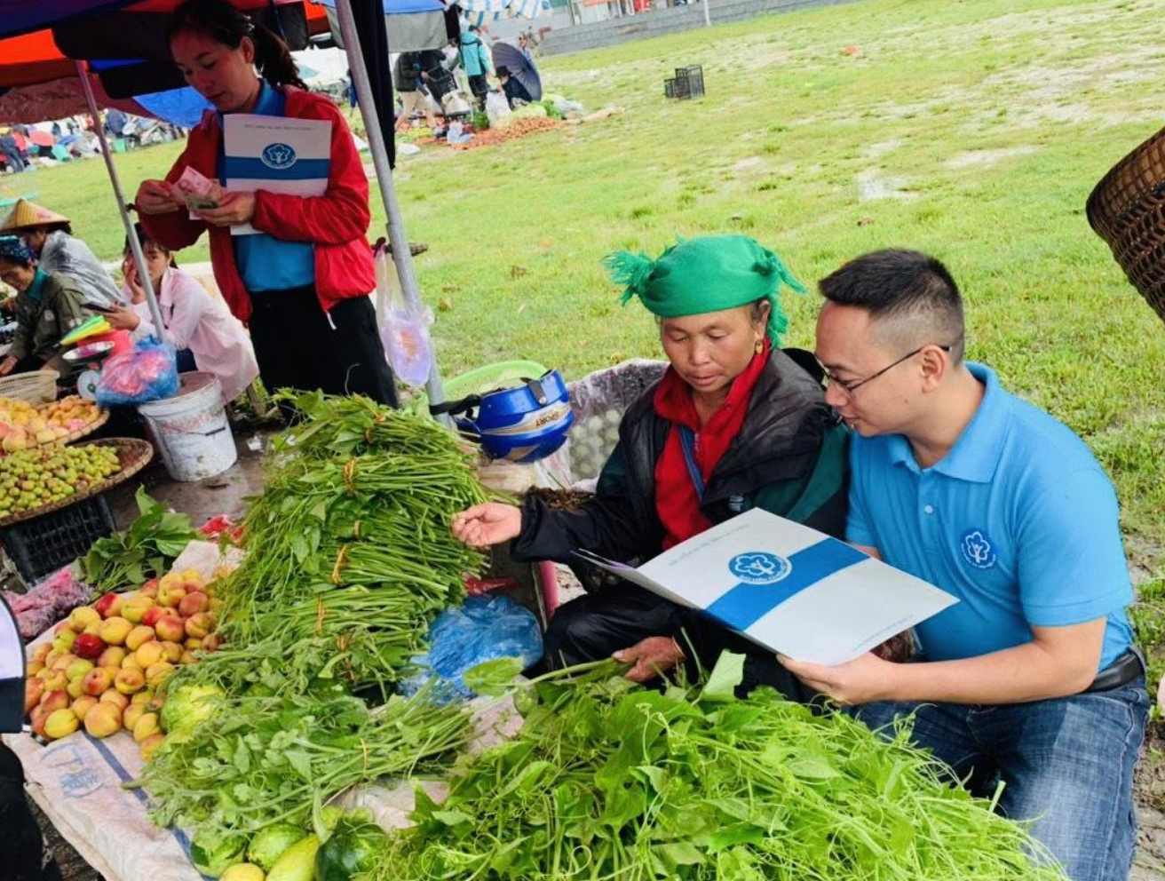 Vietnam Social Security officials promote to people the benefits of participating in social insurance. Photo: Vietnam Social Security