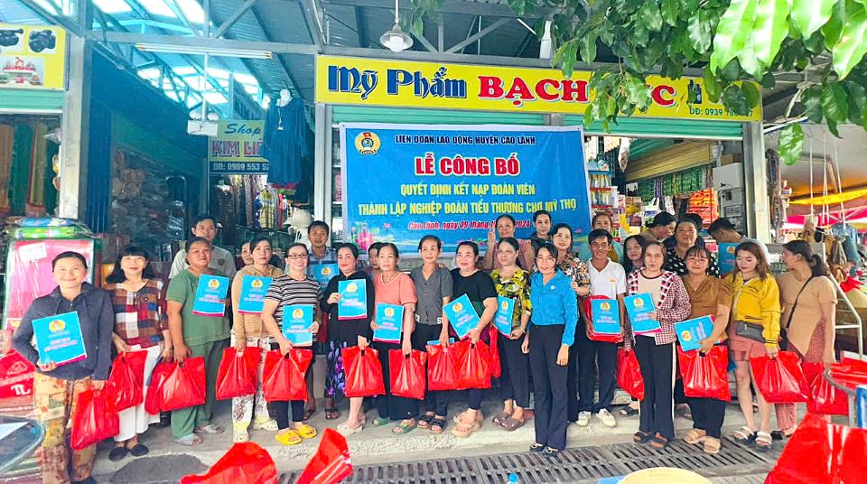 Liên đoàn Lao động huyện Cao Lãnh công bố quyết định kết nạp đoàn viên và thành lập Nghiệp đoàn Tiểu thương chợ Mỹ Thọ. Ảnh: Nguyễn Tính