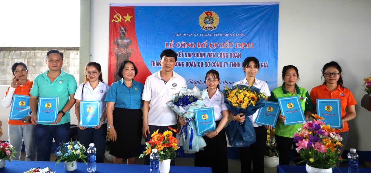 Công bố quyết định thành lập và kết nạp 53 đoàn viên Công đoàn cơ sở Công ty TNHH EZ Rạch Giá. Ảnh: Mỹ Hạnh