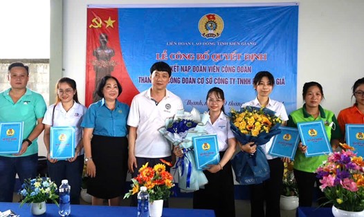 Công bố quyết định thành lập và kết nạp 53 đoàn viên Công đoàn cơ sở Công ty TNHH EZ Rạch Giá. Ảnh: Mỹ Hạnh