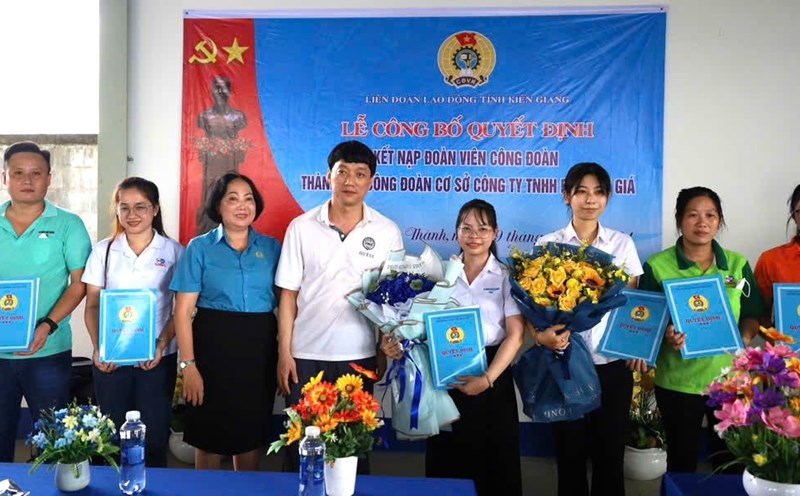 Announcement of the decision to establish and admit 53 members of the EZ Rach Gia Company Limited's grassroots trade union. Photo: My Hanh