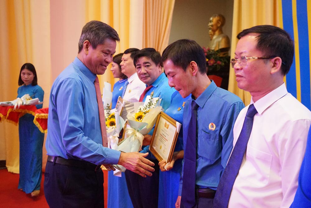 Phó Chủ tịch Tổng LĐLĐ Việt Nam Huỳnh Thanh Xuân trao hoa và biểu dương cán bộ Công đoàn Thanh Hóa có thành tích xuất sắc. Ảnh: Quách Du