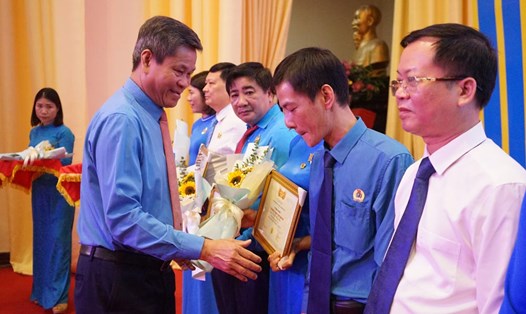 Phó Chủ tịch Tổng LĐLĐ Việt Nam Huỳnh Thanh Xuân trao hoa và biểu dương cán bộ Công đoàn Thanh Hóa có thành tích xuất sắc. Ảnh: Quách Du
