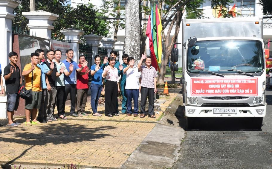 Vietnam Fatherland Front Committee of Soc Trang province delivered the third aid goods to the people in the North who suffered damage due to the storm. Photo: Vietnam Fatherland Front Committee of Soc Trang province