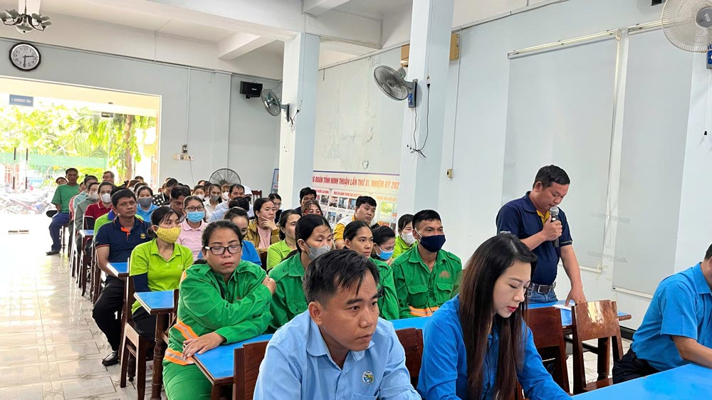 Voters, workers, and union officials in Ninh Thuan province make recommendations to the provincial National Assembly Delegation at a thematic voter meeting. Photo: Phuong Linh