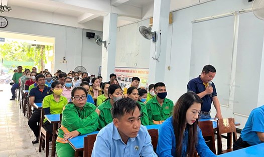 Cử tri CNLĐ, cán bộ công đoàn tại tỉnh Ninh Thuận kiến nghị đến Đoàn Đại biểu Quốc hội tỉnh tại cuộc tiếp xúc cử tri chuyên đề. Ảnh: Phương Linh