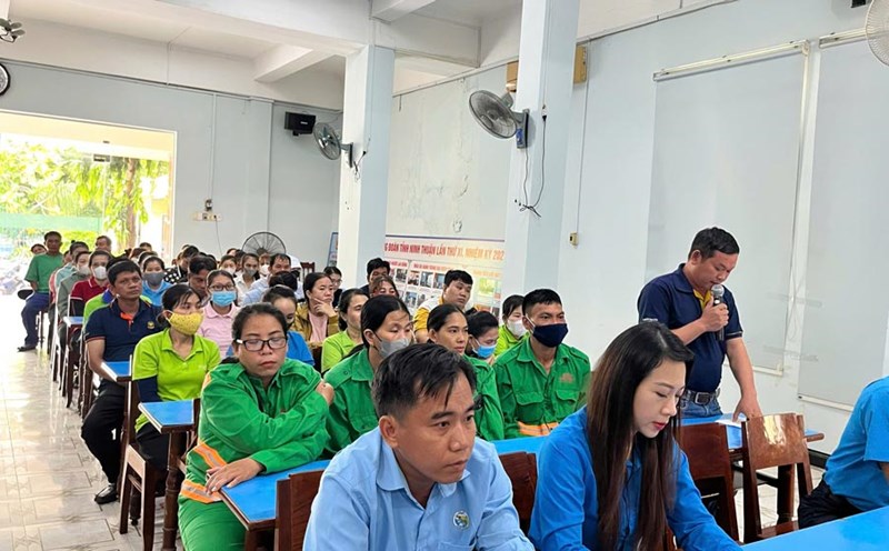 Voters, workers, and union officials in Ninh Thuan province make recommendations to the provincial National Assembly Delegation at a thematic voter meeting. Photo: Phuong Linh