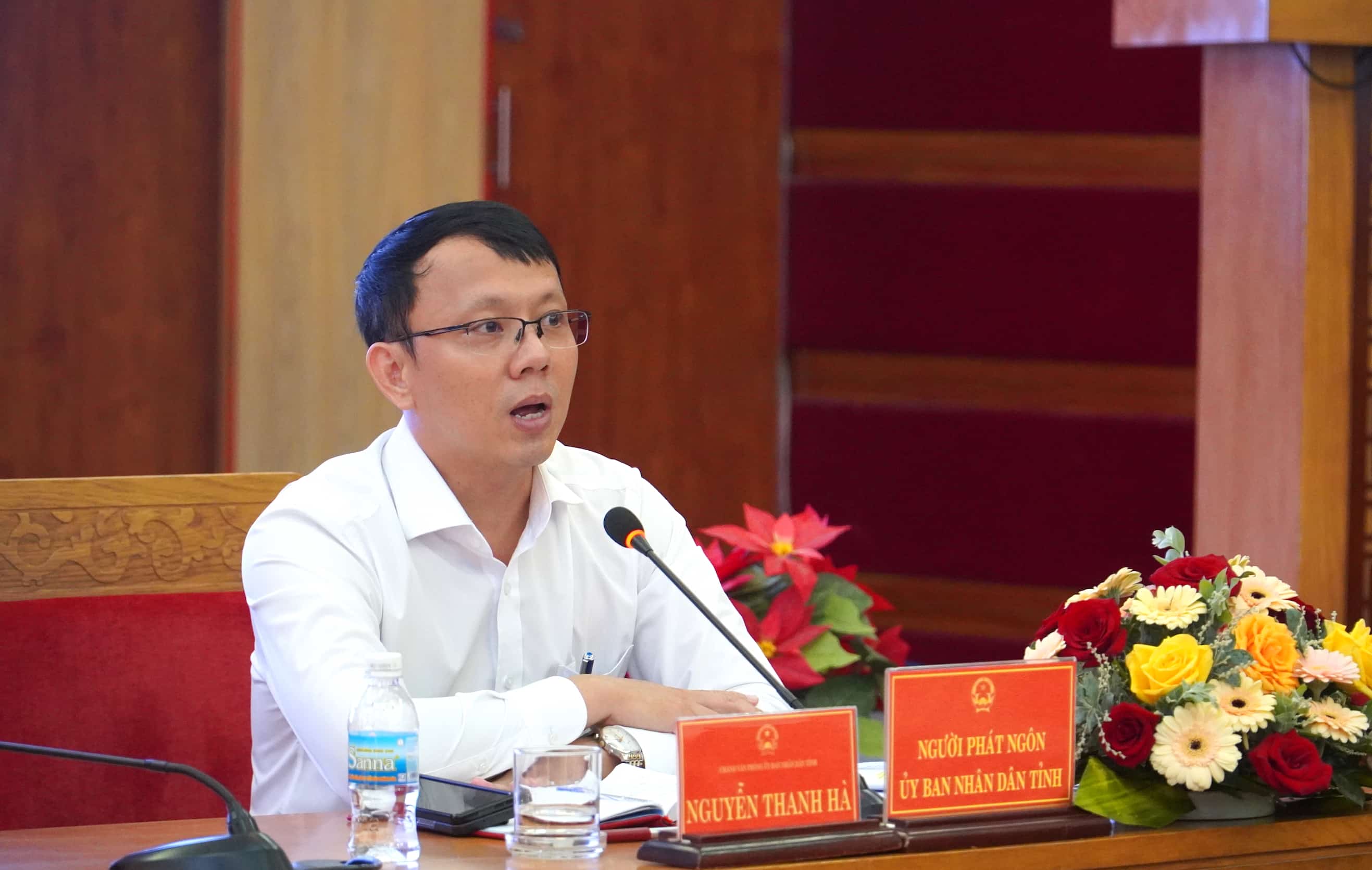 Mr. Nguyen Thanh Ha - Chief of Office of Khanh Hoa province informed about the construction progress of many museums. Photo: Huu Long