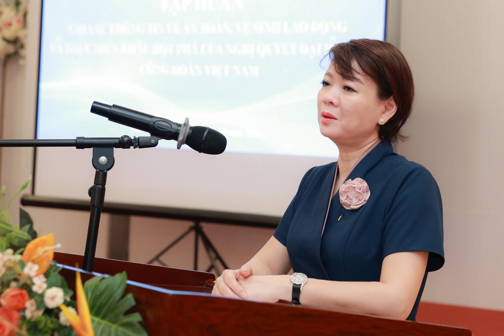 Bà Trần Thị Thanh Hà - Ủy viên Đoàn Chủ tịch, Trưởng ban Quan hệ lao động Tổng LĐLĐVN - phát biểu tại hội nghị. Ảnh: Hải Nguyên