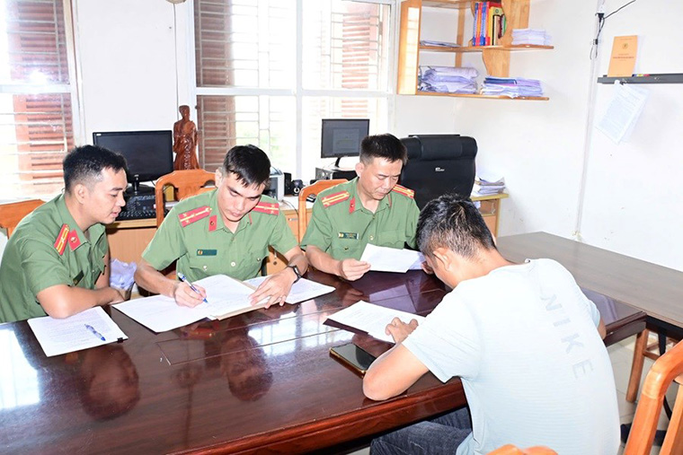 Công an huyện An Lão (Hải Phòng) làm việc với anh L.V.C. Ảnh: Công an Hải Phòng