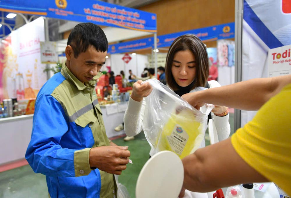 Workers participate in shopping at the 2024 Trade Union Tet Market organized by the Hanoi City Labor Federation. Photo: Ha Anh