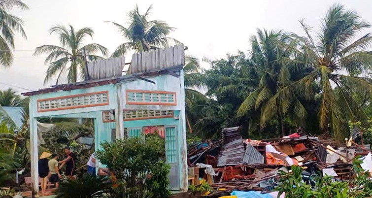 The scene after the tornado passed, injuring 5 people and damaging 11 houses. Photo: Nhat Ho