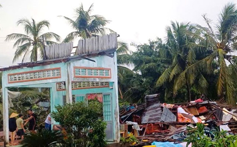 The scene after the tornado passed, injuring 5 people and damaging 11 houses. Photo: Nhat Ho