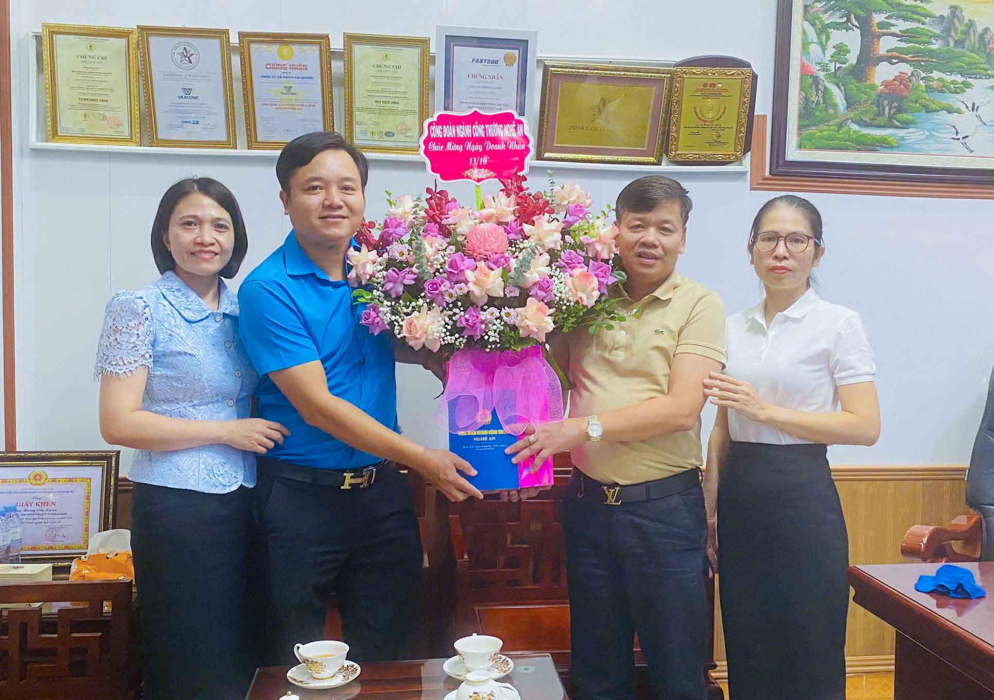 Lãnh đạo Công đoàn ngành Công Thương Nghệ An thăm, tặng hoa chúc mừng các doanh nghiệp nhân Ngày Doanh nhân Việt Nam. Ảnh: Như Ý