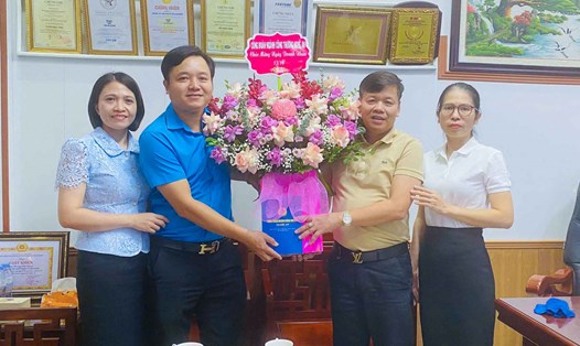 Lãnh đạo Công đoàn ngành Công Thương Nghệ An thăm, tặng hoa chúc mừng các doanh nghiệp nhân Ngày Doanh nhân Việt Nam. Ảnh: Như Ý