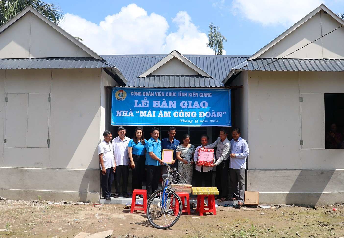 Handing over the Trade Union Shelter to union member Danh Phien. Photo: Xuan Nhi