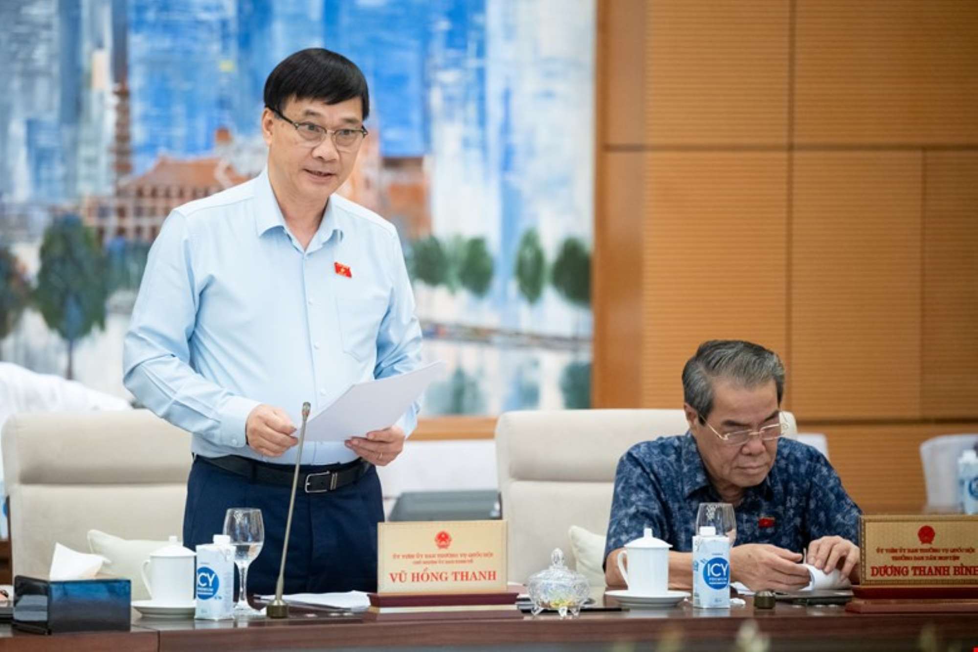 Chủ nhiệm Ủy ban Kinh tế của Quốc hội Vũ Hồng Thanh trình bày tóm tắt báo cáo thẩm tra. Ảnh: Văn Toản