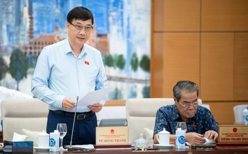 Chairman of the National Assembly's Economic Committee Vu Hong Thanh presented a summary of the inspection report. Photo: Van Toan