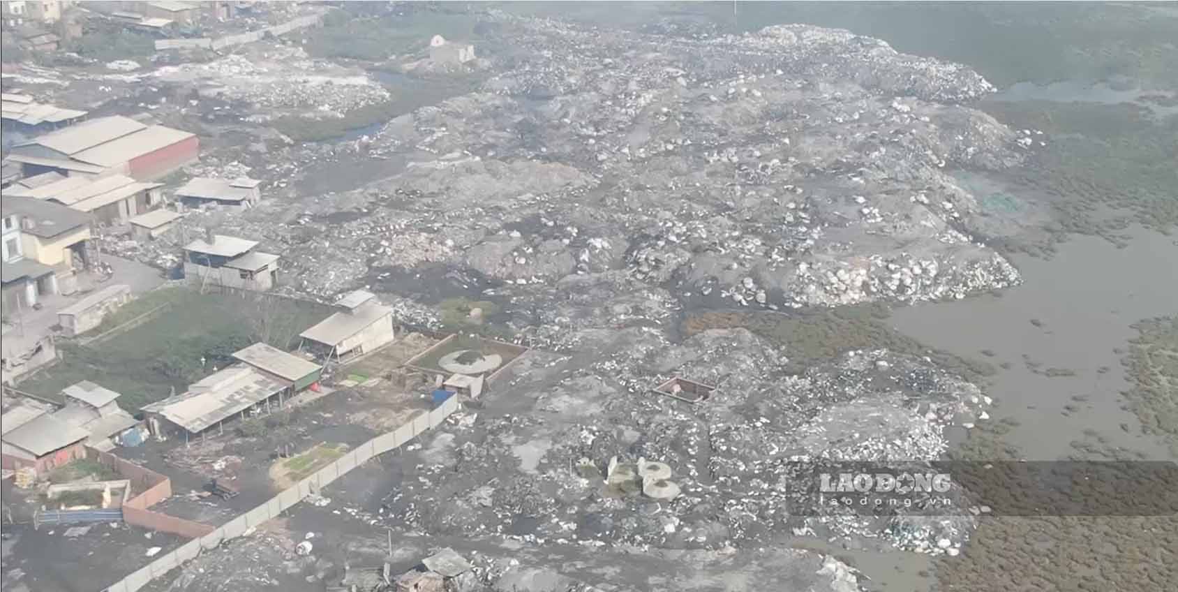 Núi rác thải hàng trăm nghìn tấn từ quá trình tái chế nhôm tồn tại hơn 30 năm qua ở làng Mẫn Xá (Văn Môn, Yên Phong, Bắc Ninh). Ảnh: Trần Tuấn