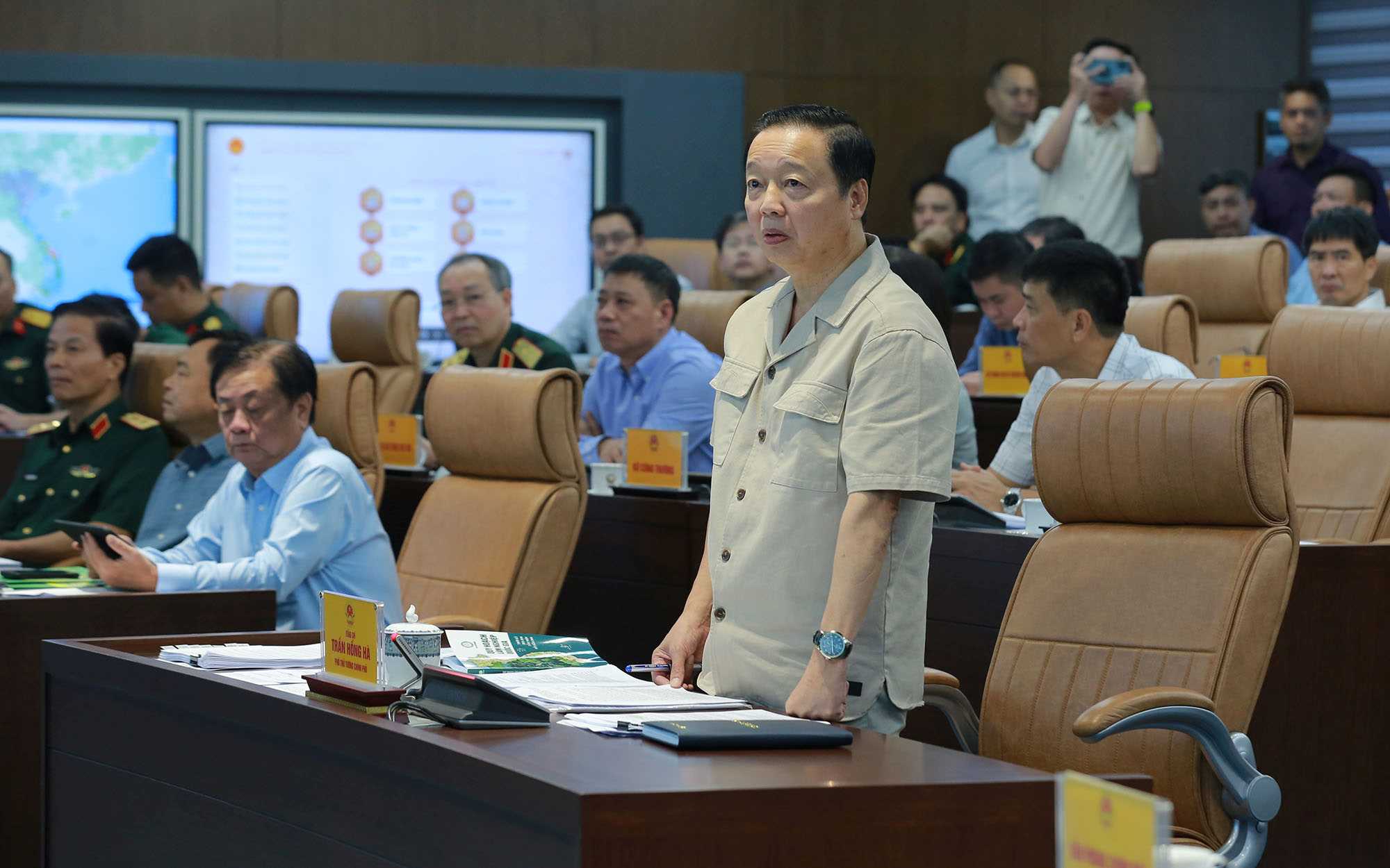 Member of the Party Central Committee, Deputy Prime Minister of the Government Tran Hong Ha emphasized the requirement to ensure continuous information in all situations of natural disasters, emergencies, and force majeure. Photo: Minh Khoi