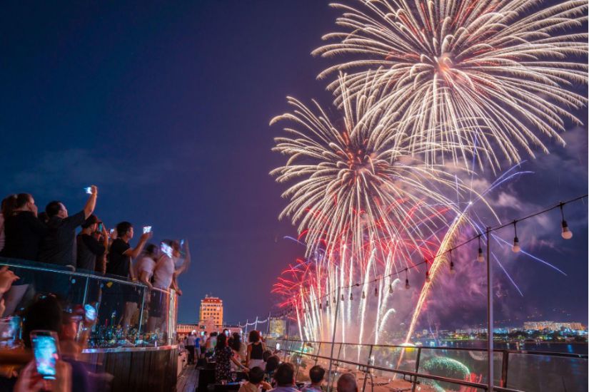 Audiences watch the fireworks display in Da Nang. Photo: Hoang Ha