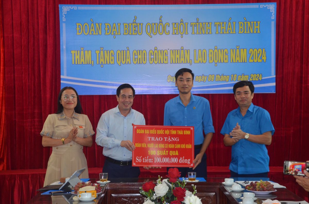 Representatives of the National Assembly Delegation of Thai Binh province presented 100 gifts to workers in Quynh Phu district. Photo: Ba Manh