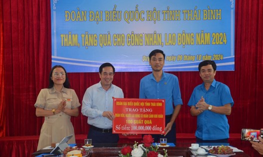 Đại diện Đoàn đại biểu Quốc hội tỉnh Thái Bình trao biểu trưng 100 suất quà cho công nhân huyện Quỳnh Phụ. Ảnh: Bá Mạnh