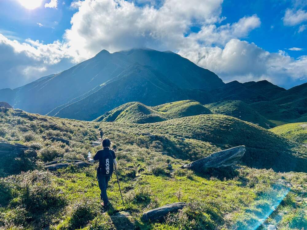 Với du lịch phát triển, Tà Chì Nhù có khá nhiều lán để du khách nghỉ lại qua đêm. Đây cũng là điều khiến nữ du khách ấn tượng nhất trong suốt cả chuyến đi: “Thật sự cảm xúc của mình vỡ òa khi nhìn thấy view của lán như một thảo nguyên thu nhỏ. Xung quanh là những ngọn núi bao la nhưng tiện nghi cực kì xịn xò, có thể nói tốt nhất trong các lán mình từng đi: từ nhà vệ sinh, điện, nước, chỗ ngủ…”. 