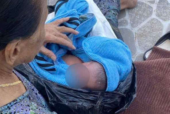 The newborn baby was discovered by locals in Quarter 4, An Thoi Ward, Phu Quoc City. Photo: Provided by locals