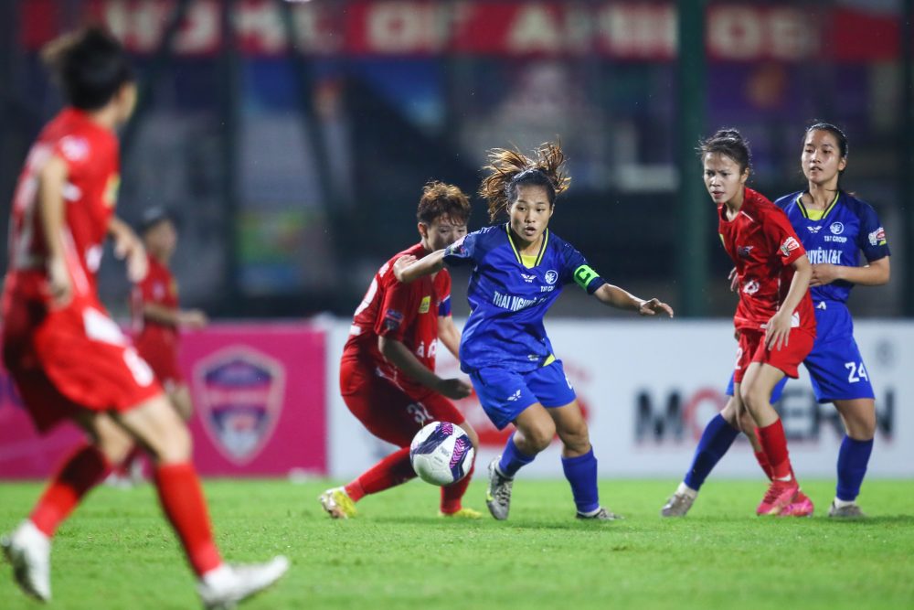 Thái Nguyên T&T (áo xanh) không thể có điểm trước Hà Nội ở vòng 7 giải U19 nữ Quốc gia 2024. Ảnh: VFF